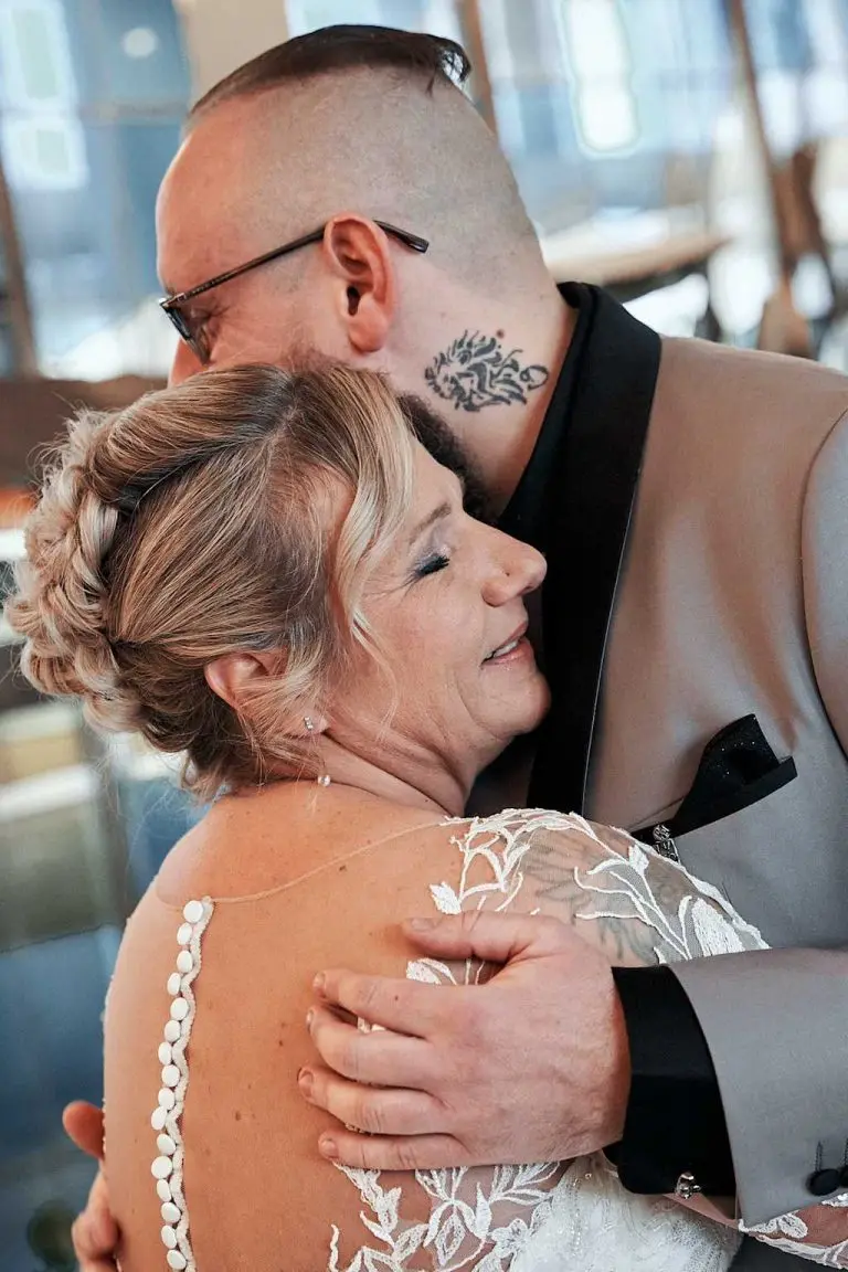 Émotion partagée pendant une journée de mariage